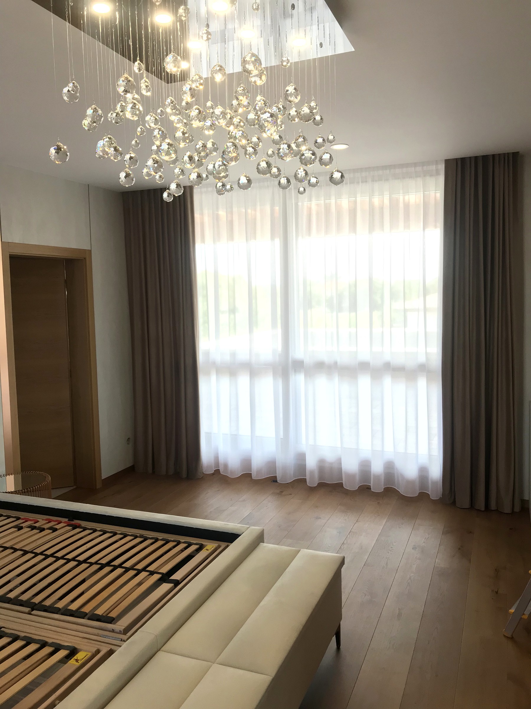Elegantná garniža v spálni s lustrom